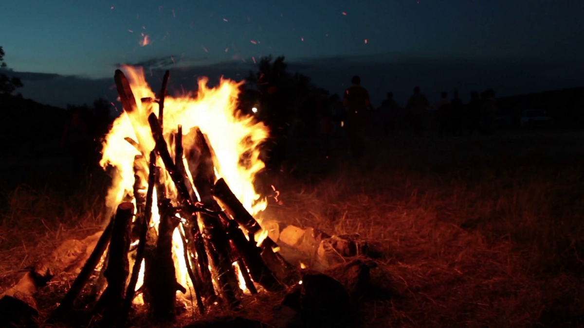 burning-camping-fire-in-the-night-stars-sky-background_rxuyv7yr_thumbnail-full01.png